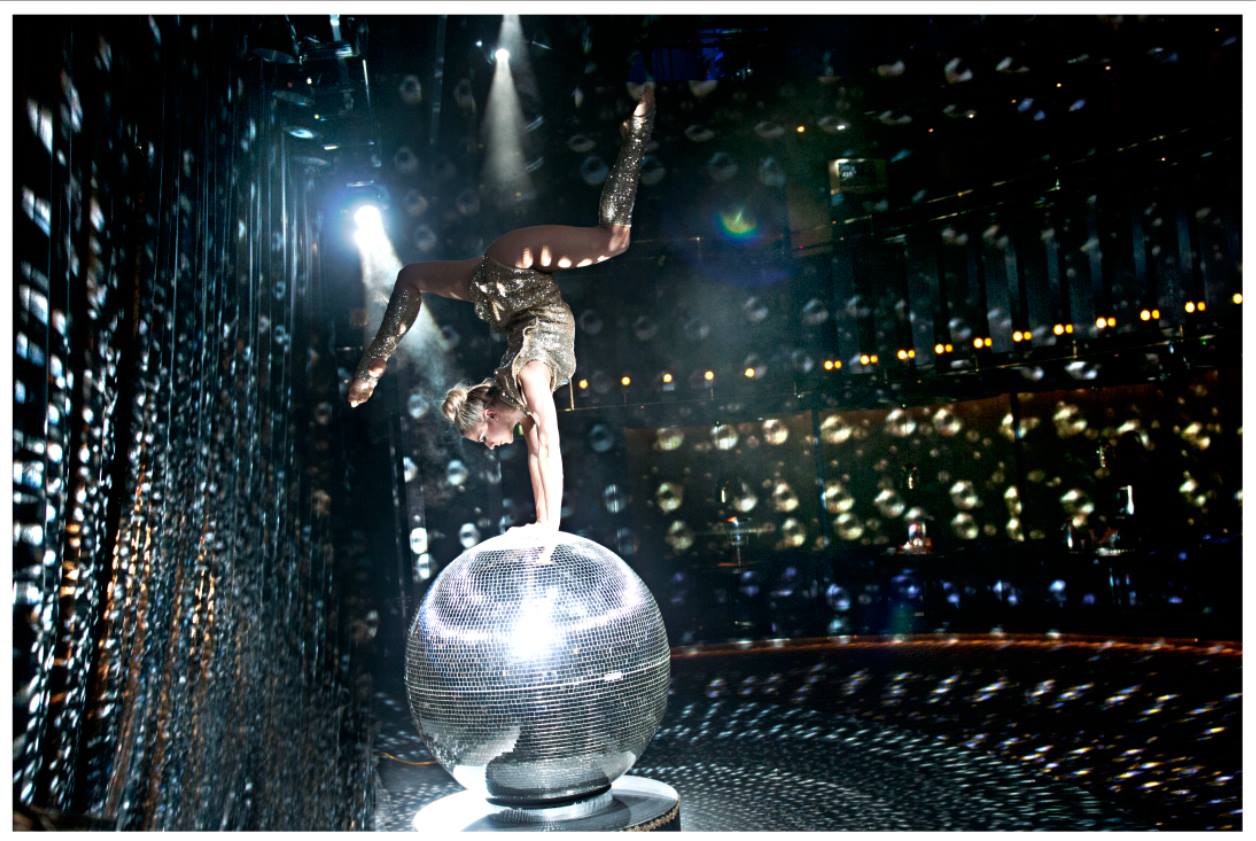 Девушка на шаре 18. Девушка на шаре. Девушка на зеркальном шаре. Девушка на шаре шоу. Девушка на шаре цирк.